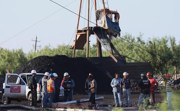 Rescue work outside the damaged mine in the municipality of Sabinas. 