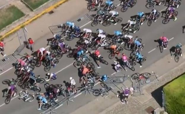 Aerial image of the mass crash that took place in the last kilometer of the second stage of the Vuelta a Burgos. 