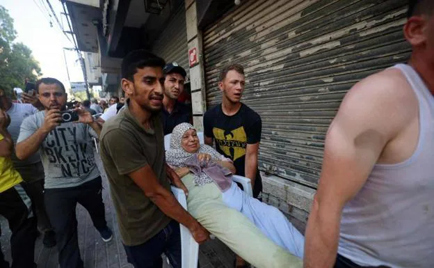 An injured Palestinian woman is transferred this Friday after an Israeli bombardment in the Gaza Strip