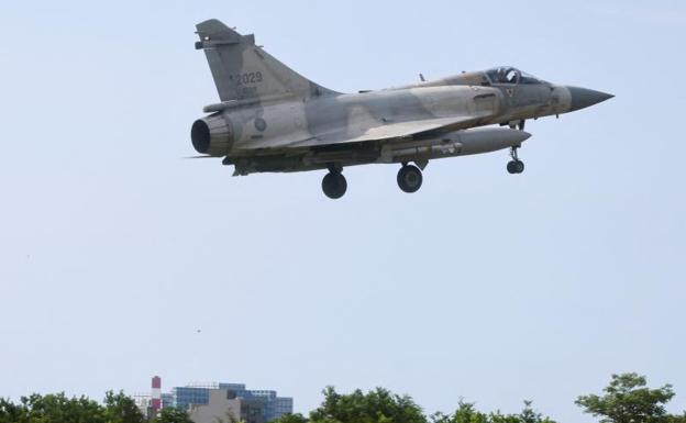 A Taiwan Air Force Mirage 2000-5 aircraft lands at Hsinchu Air Base. 