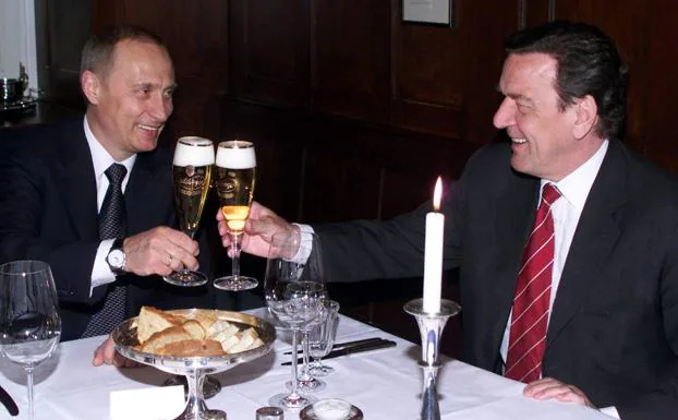 Putin and Schröder toast at an earlier meeting. 