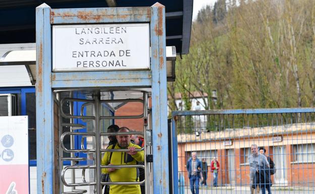 Trabajadores de una empresa de Bergara acceden a sus puestos de trabajo. / F. MORQUECHO