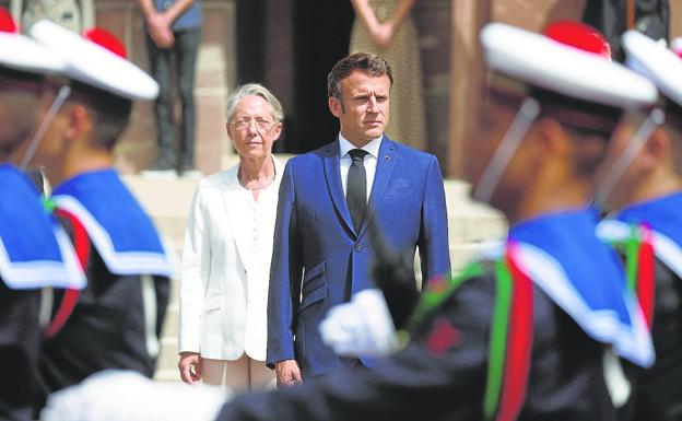 Emmanuel Macron and Élisabeth Borne preside over a military ceremony to commemorate the defeat of the Nazis in Europe. 