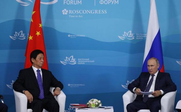 The head of the Chinese Legislature, Li Zhanshu, and the Russian president, Vladimir Putin, this Wednesday in Vladivostok during the Eastern Economic Forum