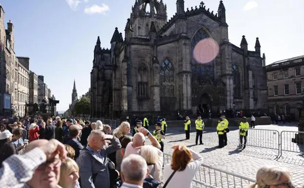 Thousands of people queue outside the church of Saint Giles, in Edinburgh, to say goodbye to Elizabeth II. 