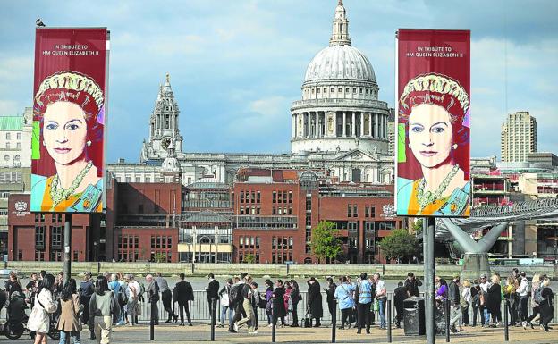 Thousands of people wait in a queue for miles to pay tribute to Elizabeth II in London. 