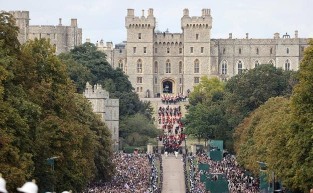 The funeral procession arrives at Windsor Castle. 