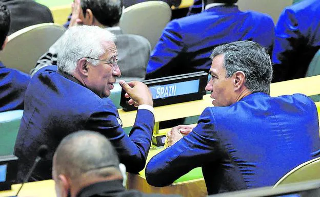 The Spanish president, Pedro Sánchez, chats with the Portuguese prime minister, Antonio Costa, at the UN assembly. 