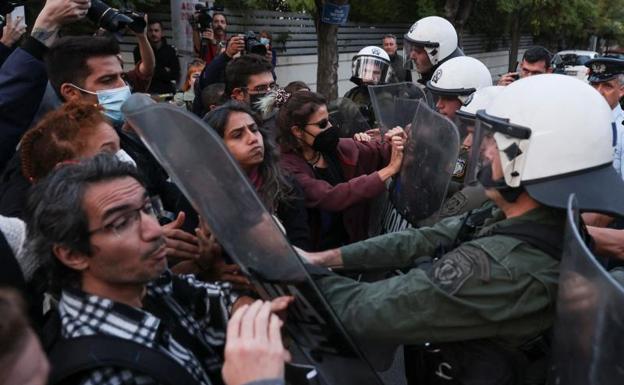 Clashes between the Police and citizens in a protest after the death of Mahsa Amini.