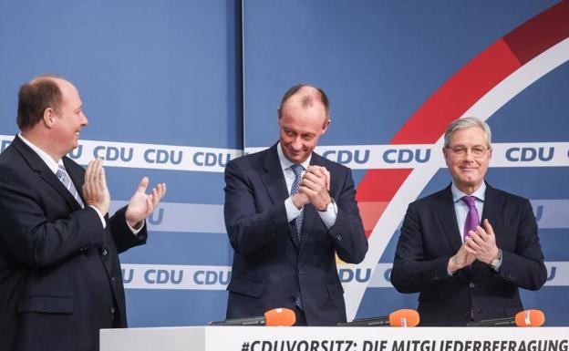 Friedrich Merz (in the center), with his CDU colleagues Helge Braun (left) and Norbert Roettgen (right), in a picture from December 2021.
