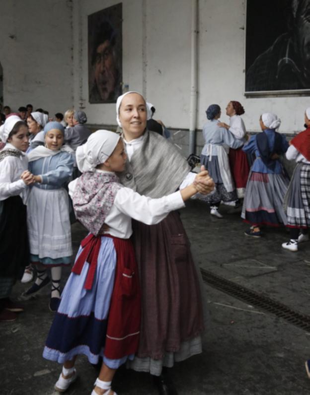 'Gure kai'-ko dantzariak. / A.S.