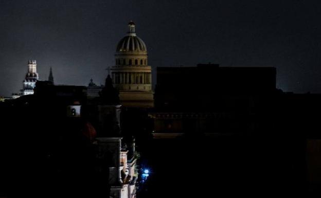 The National Capitol building, in Havana, completely dark this Tuesday night, after the passage of Hurricane Ian.
