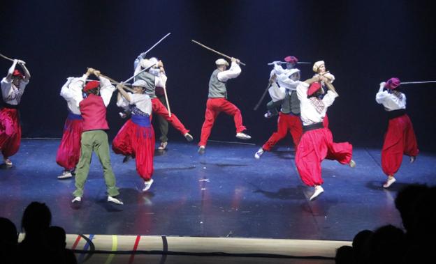 Saio ezin hobea eskaini zuten dantzariek. Jantzi dotoreak jantzita, koreografia landutakoak taularatu zituzten ikusleen gozamenerako. / SALEGI
