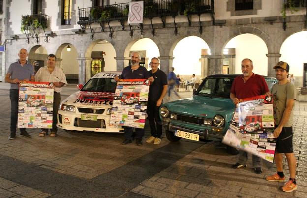 Organizers pose with the poster in the Plaza de Azpeitia. 