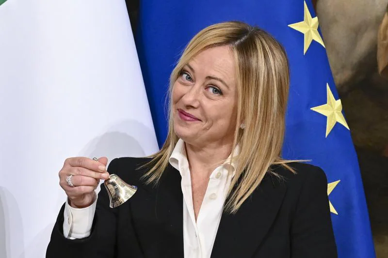 Giorgia Meloni shakes the bell with which the head of the Italian Government summons the Council of Ministers