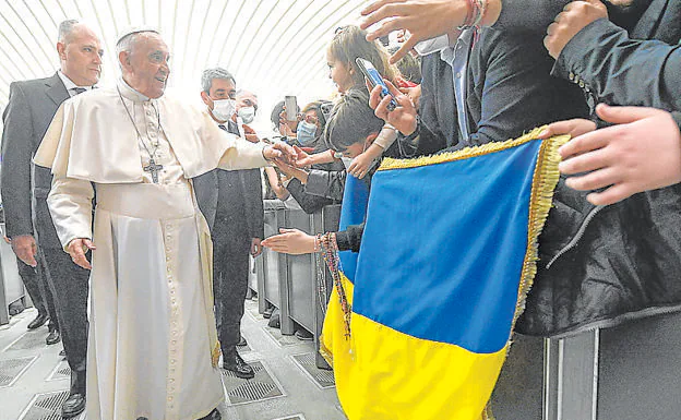 El Papa muestra su apoyo a un grupo de ucranianos. 
