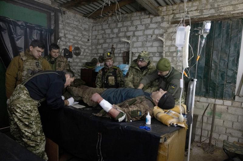 A medical team intervenes on a wounded Ukrainian soldier in Bakhmut