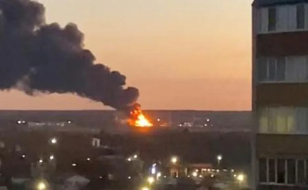 A column of smoke rose yesterday from the oil tank hit by a drone, in the Kursk region of Russia. 