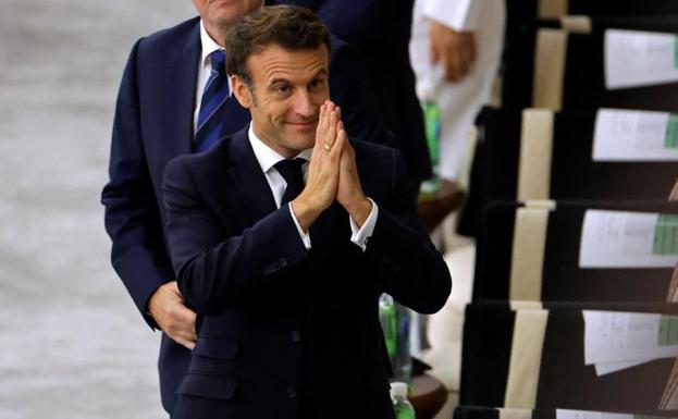 Macron watches the match of France against Morocco in the World Cup in Qatar. 