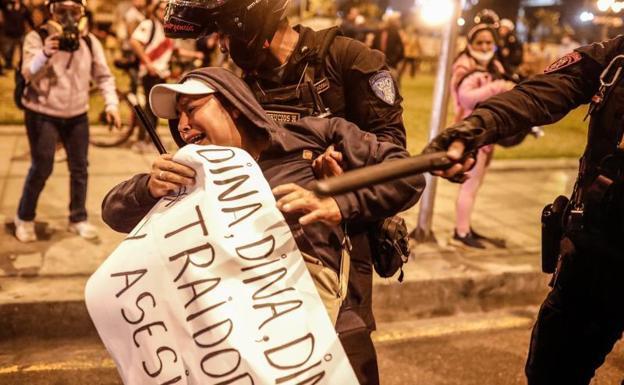 The Police detain a person in a protest in Lima against the Government of Dina Boluarte