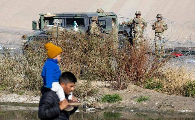 US military observe from the other bank of the Rio Grande the Latin American migrants crowded on the Mexican side of the border.
