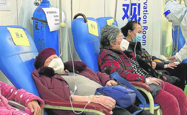 The Chongqing University Hospital, like most health centers in China, suffers a collapse of patients due to the increasing number of positives for covid. 