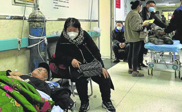 Patients seen in the corridor of the collapsed hospital in the Chinese city of Tangshan.
