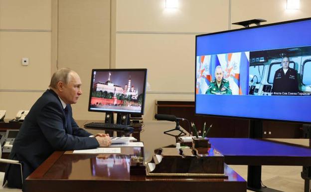 Russian President Vladimir Putin participates, via videoconference, in a launching ceremony of the frigate 'Admiral Gorshkov', armed with Zircon hypersonic missiles, together with Russian Defense Minister Sergei Shoigu and the frigate's commander Igor Krojmal .