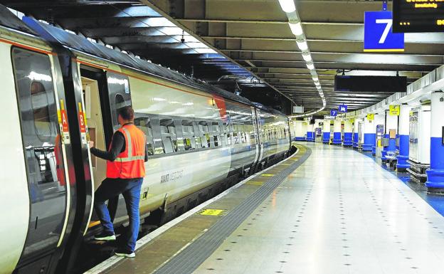 A worker waits this Wednesday at the door of a carriage at Euston station, in the second consecutive day of strike in rail transport. 