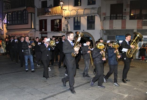 La Banda llega a Beheko Plaza an der Pasada Cabalgata de Reyes. 