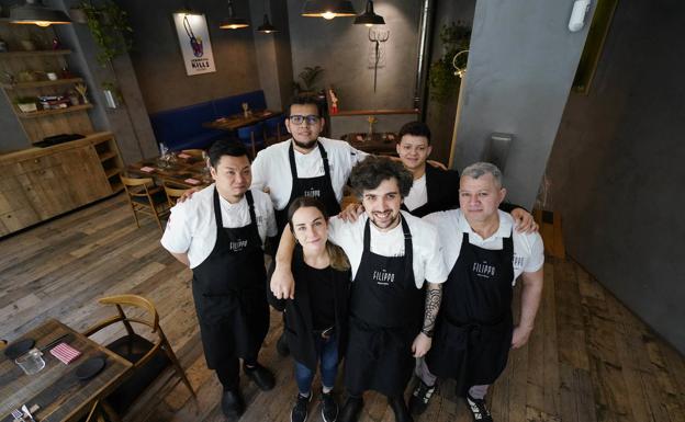 El equipo al completo del Da Filippo donostiarra, en el comedor del restaurante./lobo altuna