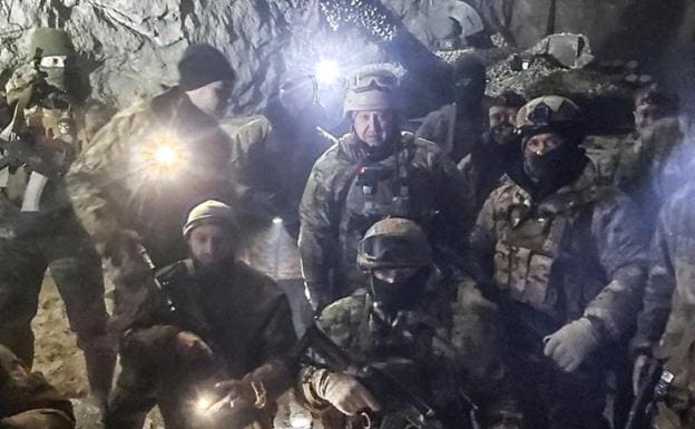 The oligarch and owner of the Wagner Group, Yevgueni Prigozhin, poses with his paramilitaries inside a salt mine in Soledar.