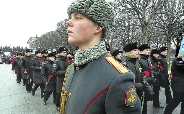 A group of Russian Army cadets prepares to pay homage to victims of Nazism in the former Leningrad, today Saint Petersburg. 