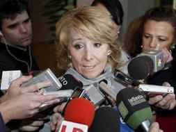 La presidenta de la Comunidad de Madrid, Esperanza Aguirre, responde a los medios sobre la supuesta trama de espionaje. / Efe/