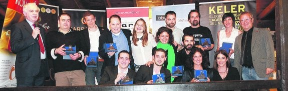 Los premiados posan con el presentador, Tito Irazusta, y con Luis Mari Bujanda, a la derecha, anfitrión del acto en su restaurante, el Abarka de Hondarribia./
